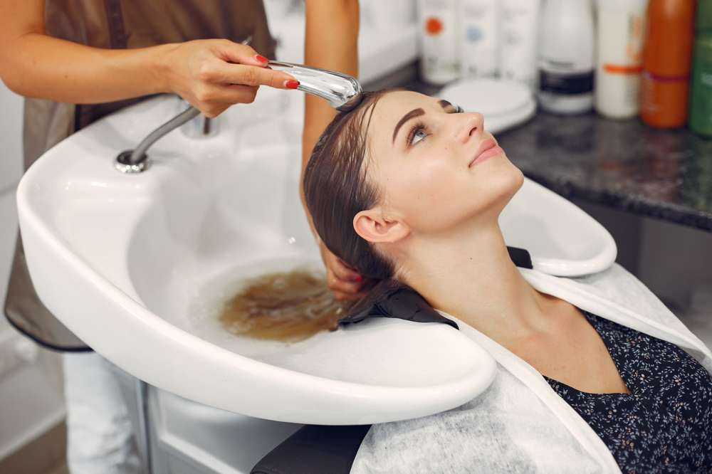 Tajemnice skutecznego mycia i czyszczenia przed koloryzacją w profesjonalnym salonie fryzjerskim - Royal Hair Blog